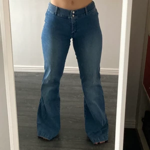 Bootcut Jeans  - Bootcut jeans i helt okej skick, lite slit längst ned (syns på bild 3). Storlek 38. De är för långa för mig, (jag är 162) och det är därför jag säljer. 