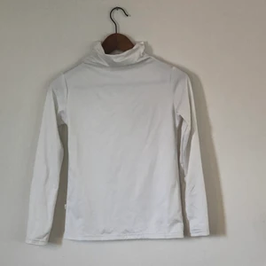 Turtleneck - Vit tutleneck med ”foder” inuti som gör den extra mysig och varm, perfekt nu till vintern! Storlek S. 