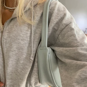 Blå väska - Jag säljer denna blå väska då den inte kommer till användning. Använd Max 3 gånger, så nyskick. Säljer den för 65kr+frakt som köparen står för. Hör av dig om du är intresserad! Betalning sker via swish💙