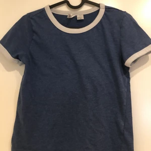 Blå tröja med vita kanter från H&M  - Blå t-shirt med vita kanter från H&M i storlek XS. Köpare står för frakt (kan också mötas upp i Lund) 🙂