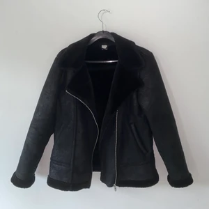 Höst jacka - Jacka från lindex i storelk 164 men det är ganska stor i storelken så den har passat mig som har storelk s i vanliga fall. Frakten ingår❤️