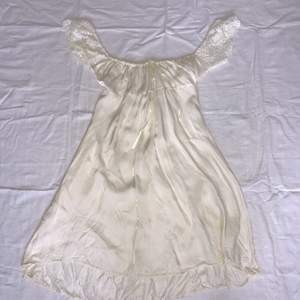 Vit vintage klänning, of shoulder