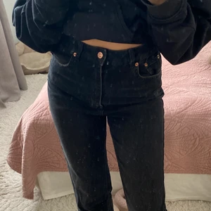 Svarta / mörkgråa jeans - Säljer ett par högmidjade svarta jeans från NA-KD 🙌👖