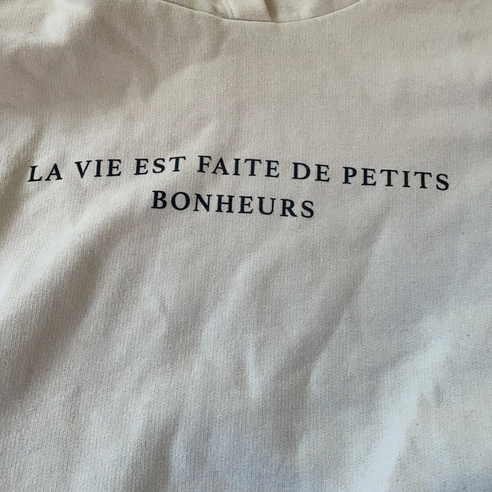 En fin beige croppad hoodie med ett tryck på franska. Från gina tricot . Hoodies.