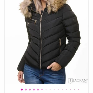 Vinterjacka från rocko baroco - Säljer nu min jättefina vinterjacka från Rocko Baroco, hade den förra vintern men använde den endast ett fåtal gånger då jag hade en annan som jag använde mer, den är alltså i väldigt bra skick. Köptes för 1800 ungefär så säljer för halva priset men det är diskuterbart, Jackan är storlek 32 men passar mig perfekt som brukar köpa XS i jackor och XS/S i tröjor.