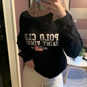 Sweatshirt - sweatshirt ifrån polo club (storlek M), den är i bra skick och funkar till nästan vilken outfit som helst💓