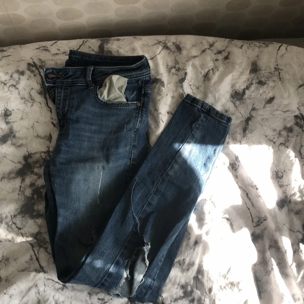 Mörk blåa rivna jeans. Jeans & Byxor.