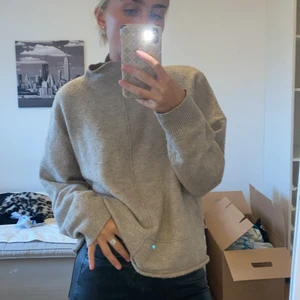 Stickad tröja - Säljer denna fina tröja som passar väldigt bra nu till hösten! Köpt från nakd, Stolek S:)