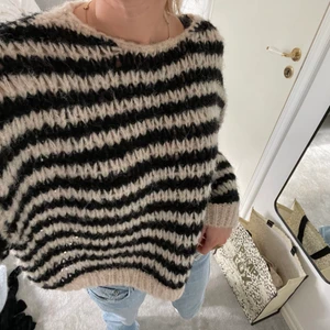 Stickad tröja  - Säljer min supersnygga stickade tröja som jag köpte i somras! Säljer då jag inte tycker den passar bra på mig😔💓 passar perfekt nu till hösten🍂