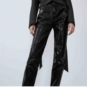 Glittriga jeans  - Glittriga jeans från zara. Unika och perfekta byxorna till fest💕 