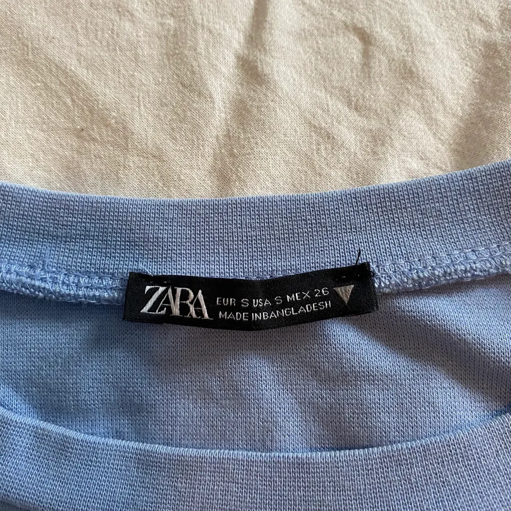 Lite kortare t-shirt från zara i tjockare material, super skön! Använd fåtal gånger❤️. T-shirts.