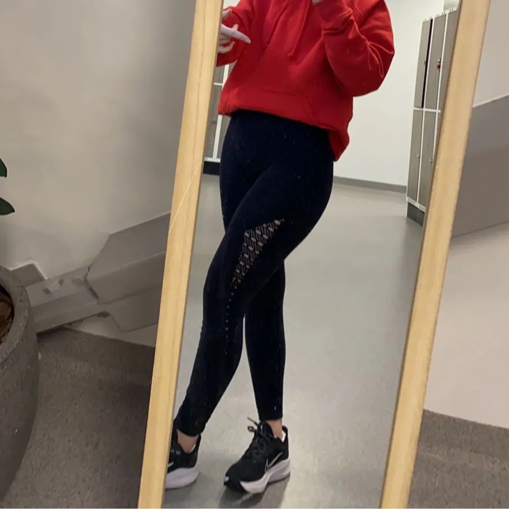 Gymshark tights i fint skick, i storlek XS men de passar även S eftersom de är extremt stretchiga✨ Pris: 200kr + frakt 62kr! Hör av dig om hur har någon fråga eller är intresserad💗. Jeans & Byxor.