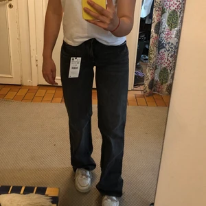 The 90’s full length Zara jeans - Säljer dessa helt nya zara jeans i modellen rainfall som tyvärr är försmå för mig. Jeansen är i en supersnygg grå/svart tvätt och är midrise. Jeansen är i en helt perfekt modell, tajt över rumpa/lår för att sedan bli pösigare vid vaderna. Hör av dig vid frågor!🥰🥰🥰🥰
