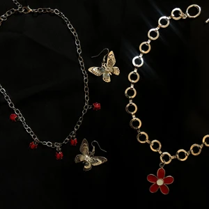 smycken - nyckelpigahalsband, fjärilsörhängen o blomhalsband! säljer alla i ett set🌸🐞🦋