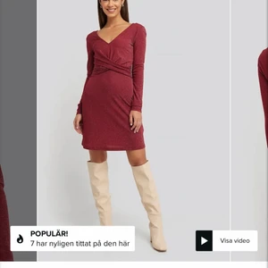 Na-kd klänning i glittrigt material✨✨✨ - Fin svart klänning från na-kd😍😍 använd en gång i nyskick. Säljs pga för lite användning✨ Samma modell som den röda fast i svart färg❤️