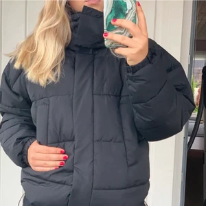Pufferjacket - Snygg pufferjacka som ej kommer till användning pga skaffat ny jacka, använd få gånger och har inga skador. Väldigt bekväm och varm. Kostade runt 2000 kr nypris då. Lägger upp annons igen o det är mina bilder. Vid frågor så skriv till mig💗