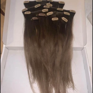Äkta löshår 50cm - Äkta löshår från rapunzelofsweden. 50cm. Fullt Clip-on det med två extra ettor. I ljusbrunfärg. Finns i skutskär/Gävle. Frakt 49kr