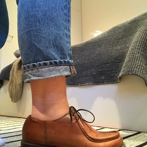 Vagabond bruna läderskor - I använt skick men som med Vagabond då blir de snyggare med åren. Se bild 2, lädret är inte i perfekt skick. I storlek 38 men är närmare 38,5. Super snygga höstskor, bekväm passform och går lika bra med byxor som kjolar och klänningar! Går att hämta i Östermalm, Stockholm.