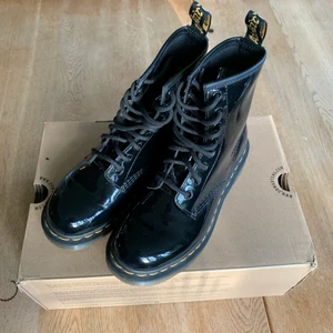 Dr. Martens boots NYA - Dr. Martens patent lamper 1460 black kängor som är som nya. Använd ca 3 ggr och säljes pga för små för mig. Nypris: 1900kr på dr. Martens hemsida