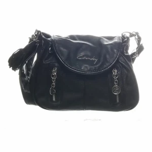 axelremsväska  - svart axelremsväska köpt på sellpy men har inte använt den själv, skriv om du vill ha fler bilder, lite färg på bandet har lossnat