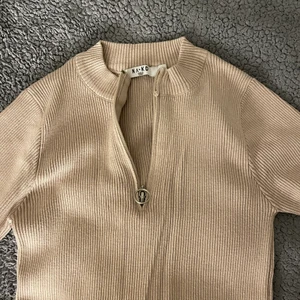 topp med kedja - snyggg topp med kedja från Na-kd, aldrig använt!!!