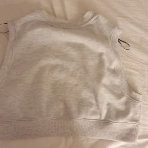 Cropad vest  - Det är en cropad vest från H&M den är helt oanvänd och i väldigt bra sick