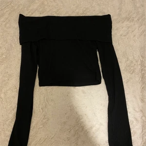 Offshoulder topp  - Offshoulder topp från boohoo i ribbat material. Köptes som ett set för 130kr men säljer nu den oanvända toppen för 60kr