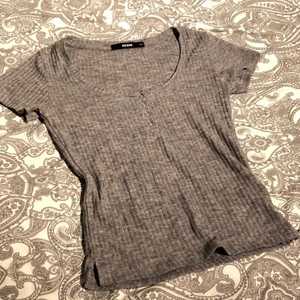 U-ringad tröja  - U-ringad tröja i storlek xs, men väldigt stretchig så den funkar nog till S också, 35 kr + frakt 🥰