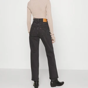 Ribcage wide leg levi’s - Tänkte sälja dessa Levi’s jeans eftersom att dessa är för små för mig. Sparsamt använda. Nypris 1200. Perfekt längd till mig som är 164 då jag sytt up dem! 