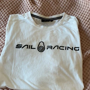 Sail Racing tröja - Säljer min sailracing tröja för bra pris. Knappt använd. Köparen står för frakten