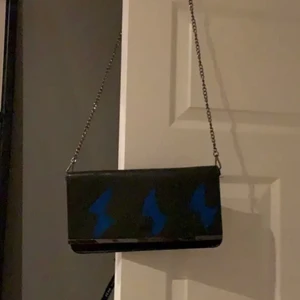 Trendig väska med blixt på⚡️⚡️ - En super snygg trendig väska med ett snygg axelrem som går att ta av eller på från väskan så du kan välja med vilket band till du vill ha, SUPER SNYGGT😍😍