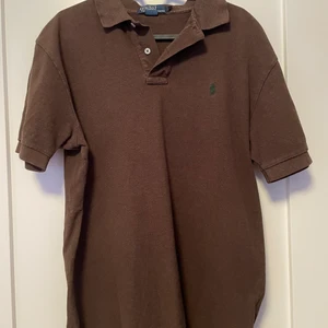 Vintage POLO Ralph Lauren tröja - Säljer nu min asfeta vintage Polo Ralph lauren tröja/ pikéskjorta. Den är vintage, men i bra skick. Storleken är M men passar även L.