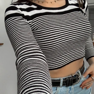 Randig croppad tröja - Randig, croppad tröja från Tally Weijl i storlek M (jag är en S). Materialet är väldigt stretchiga så den funkar på allt från XS-L. Skönt material. Säg ett pris som känns rimligt för dig vid intresse! Kontakta mig för fler bilder eller frågor!