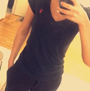 Ralph lauren T-shirt!  - T-shirt från Ralph Lauren i marinblått! Knappt använd så i fint skick 🌺