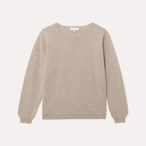 Kashmirtröja beige fam  - Mysig Kashmirtröja köpt i Paris från ett franskt kashmirmärke. Superfint skick! Storlek xs. I färgen ljusbeige. 100% kashmir 