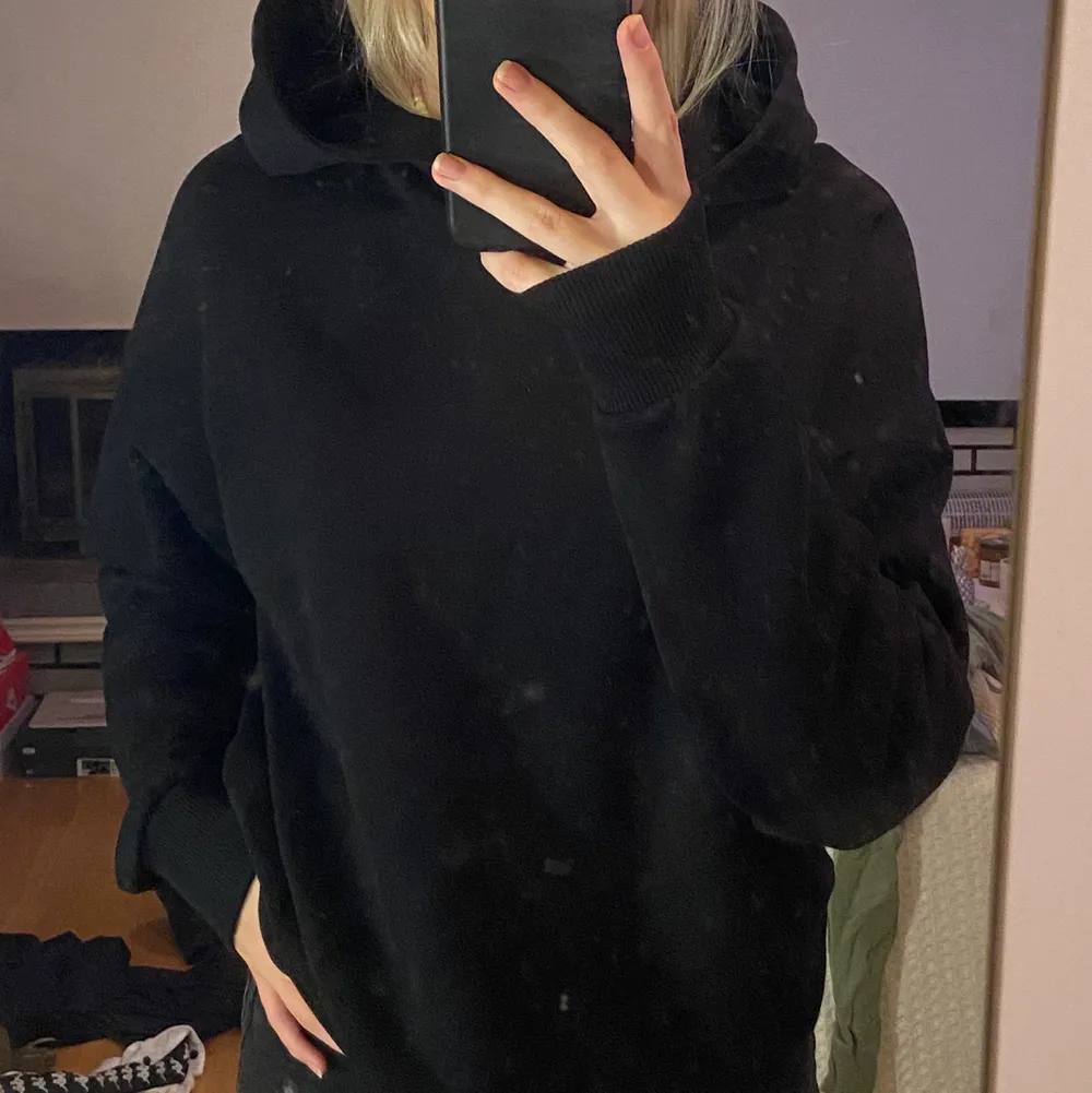 En svart hoodie från NA-KD i storlek S💞💕💘💖. Hoodies.