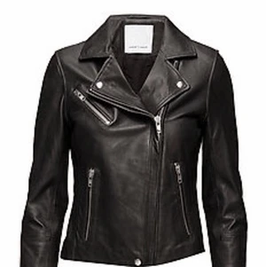 samsoe samsoe - Säljer nu denna super snygga skinnjacka från samsoe samsoe då den inte kommer till någon användning. Nypris ca 4000kr. Säljer för 1500kr.  Köparen står för frakt❤️