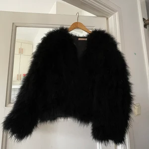 Fjäderjacka  - Svart fjäderjacka som är fin till fest eller uppklätt vardagsplagg! 🖤 Storlek S 