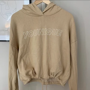 Huvtröjor - En superskön tunnare hoodie med luva i storlek S från Ginatricot! Hoodien har snöre längst ner för att kunna göra den tajtare eller justera modellen! Använd ett fåtal gånger men är i bra skick! Frakt tillkommer på 79kr! 