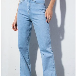 Jeans från Madlady !GRATIS FRAKT! - Säljer mina fina jeans från madlady. Köpta här på Plick, men kommer inte till användning. Lite slitna men ändå ganska bra skick.Storlek 36, men skulle säga att dem är stora i storleken passar nog även 38, beror på hur man vill att dem ska sitta. Jag är 167.En liten fläck vid låret men den märks knappt. Buda i kommentarerna. Spårbar frakt!