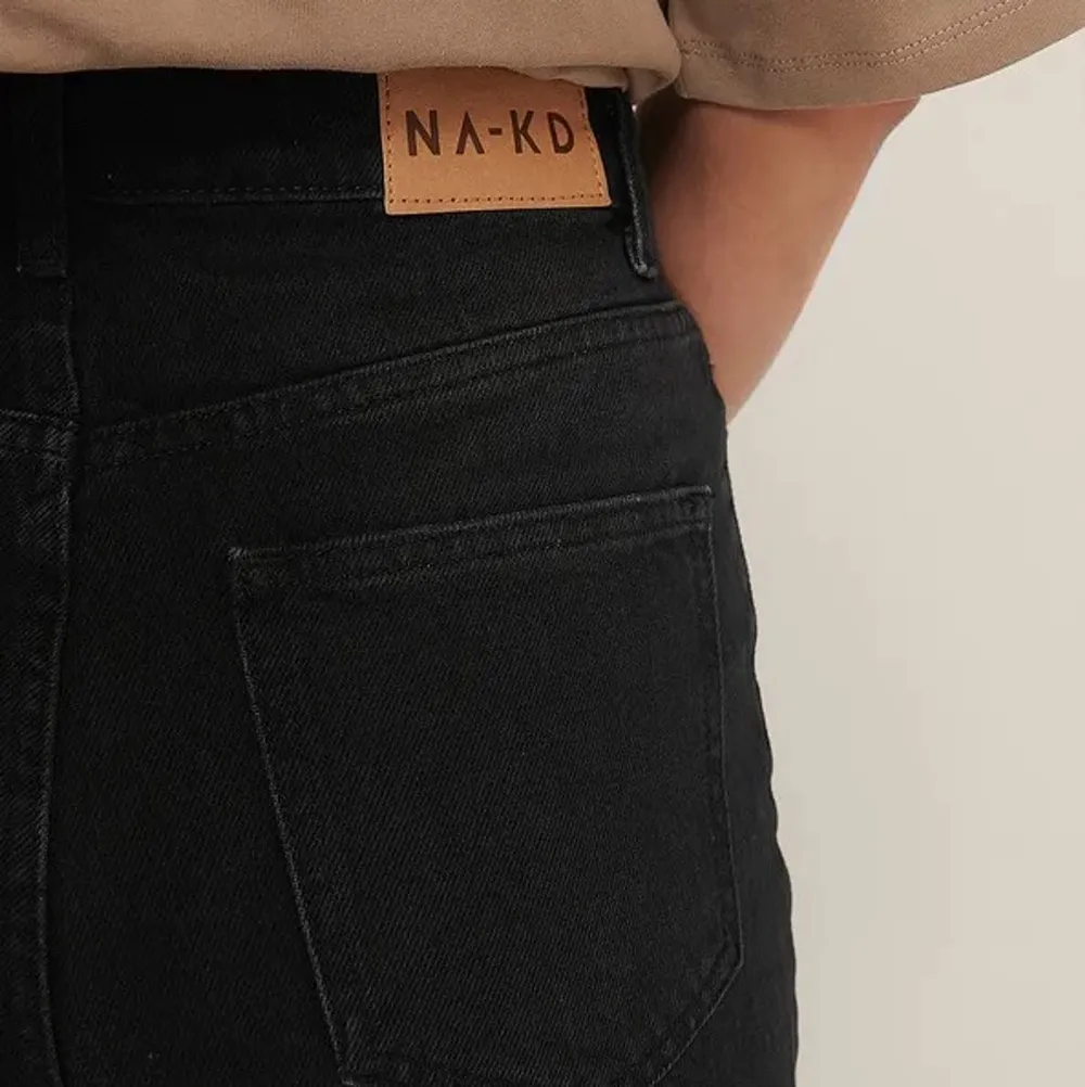 Jättefina och sköna svarta jeans från NA-KD. Säljer då de inte kommit till användning på senaste, bra skick!             Priset kan diskuteras                                                          Skriv privat för fler bilder!🤍 (säljer ett par likadana i ljusblå också). Jeans & Byxor.