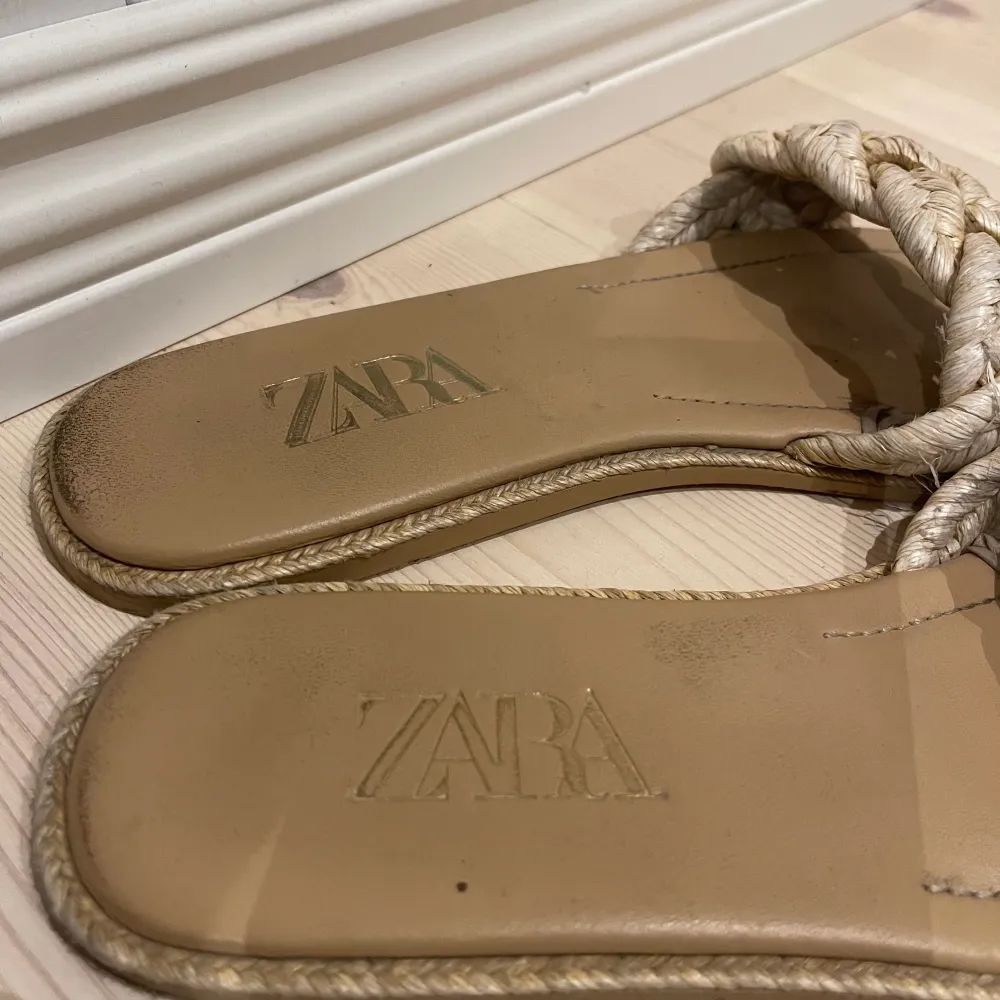 Fina sommarskor som är köpta på Zara i Monaco någon gång i somras. De är välanvända därav priset. Passar perfekt för dig med lite smalare fötter då jag upplevde att den satt lite tajt över foten.. Kengät.