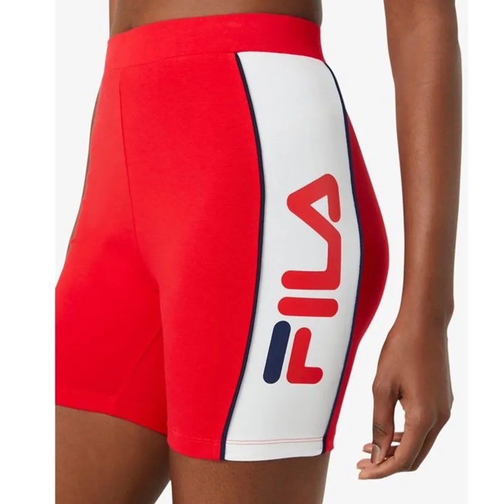 Röda biker shorts från Fila i storlek Medium. . Shorts.