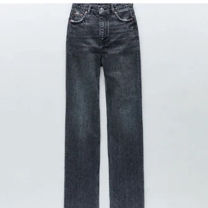 Zara jeans - Säljer dessa populära slutsålda jeans från zara som är i strl 34. Använt endast ett fåtal gånger och är i väldigt fint skick💕 skriv privat om du behöver fler bilder😇