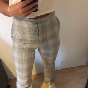 Rutiga kostymbyxor  - Ljusgråa rutiga kostymbyxor i en rak modell från hm i strl 36/S. Endast använda 1 gång, nypris 299kr. Kontakta mig vid intresse, vid frågor eller om du vill ha fler bilder (priset kan diskuteras)🥰