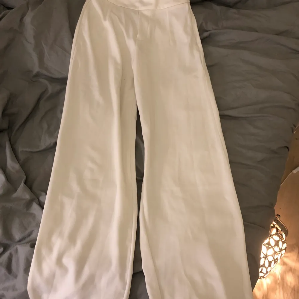 Ett par vita kostymbyxor med raka ben. Dom är lite genomskinliga och passar därför kanske bäst på sommaren. Dom har tyvärr en lite fläck vid innerlåret (kolla andra bilden). Dom sitter sjukt bra enligt mig!💕😆. Jeans & Byxor.