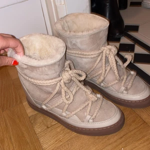 Inuikki  - Säljer dessa assnygga inuikiis, köpt på nk 2020💕 bra skick och nästan aldrig använda (obs det finns som en slags inbyggd klack i)