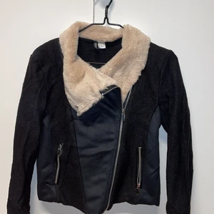 Jacka! - En fin jacka från H&M i storlek S, i väldigt bra skick! 