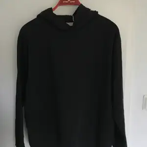 Basic svart hoodie i 100% organic cotton! Stl L men jag skulle säga M / S