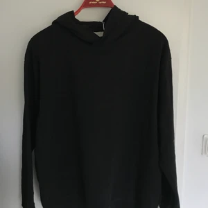 Svart hoodie - Basic svart hoodie i 100% organic cotton! Stl L men jag skulle säga M / S